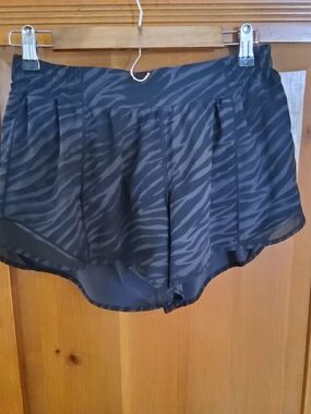 Lululemon Hotty Hot Low Rise Lined Short Size 10 EUC